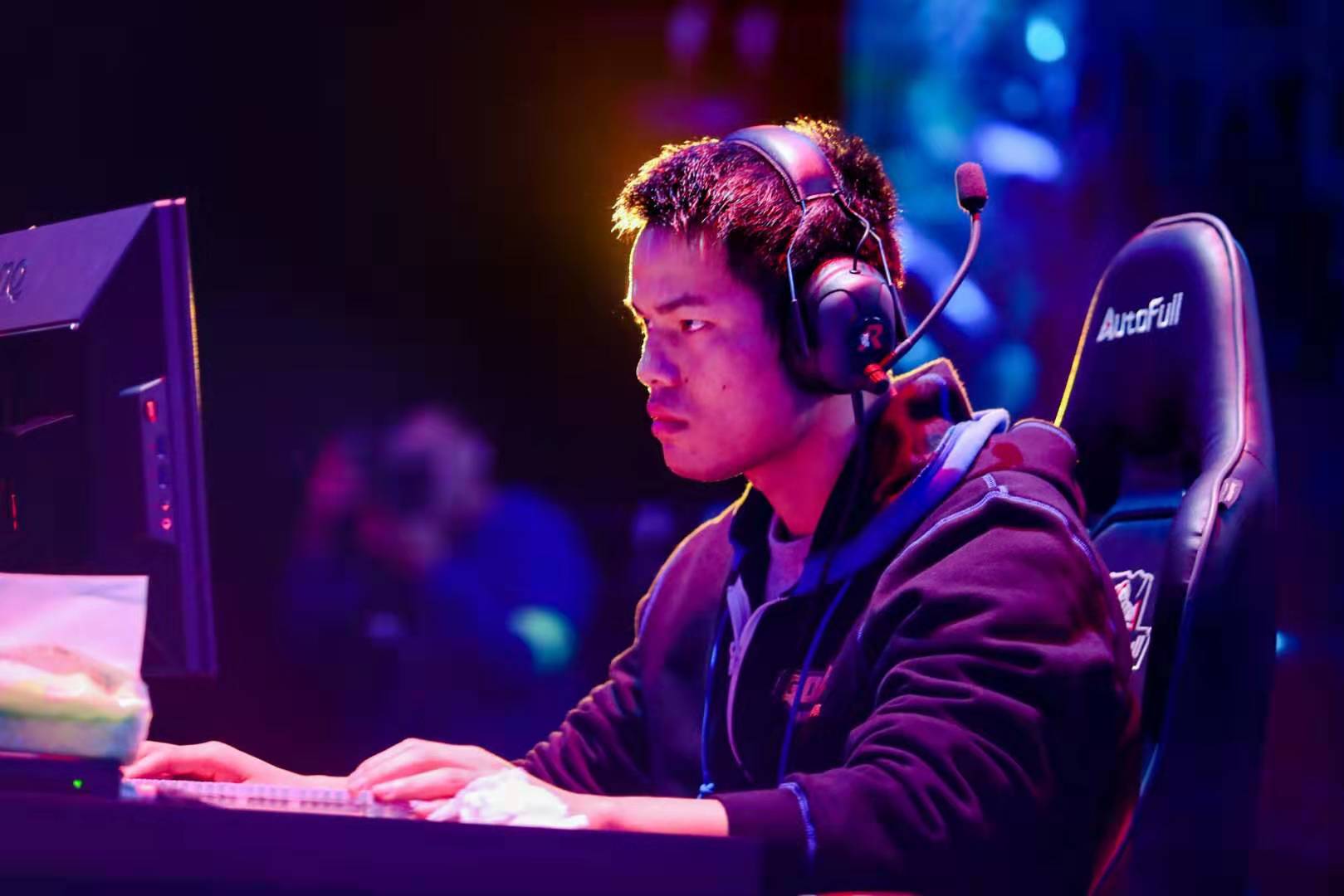 于一个曾辉 于一个曾辉